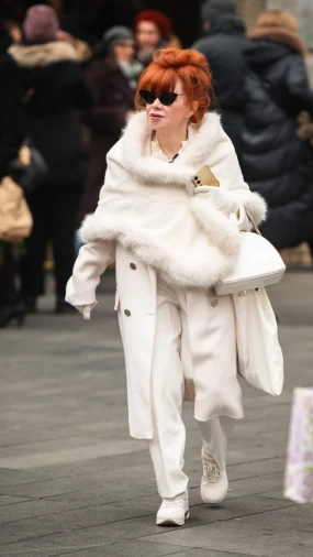 Nosi nam se bijela boja: Crvenokosa dama u potpuno bijelom outfitu osvježila tmurnu &scaron;picu