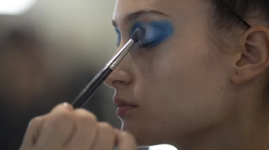 Zbogom minimalizmu: Make-up trendovi koji će sru&scaron;iti pravila u 2026.