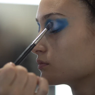 Zbogom minimalizmu: Make-up trendovi koji će sru&scaron;iti pravila u 2026.