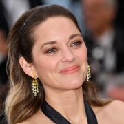 Zaboravite na peglu! Evo koja je tajna blistave kose Francuskinja