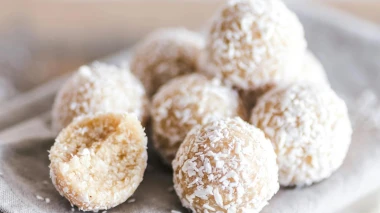 Bez pečenja i s puno okusa: Domaće Rafaelo kuglice kao idealna blagdanska slastica