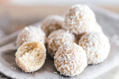 Bez pečenja i s puno okusa: Domaće Rafaelo kuglice kao idealna blagdanska slastica