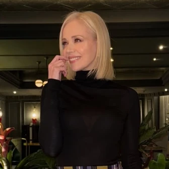 Kad karirano postane glamurozno: Jelena Rozga u savr&scaron;enoj suknji domaćih dizajnera