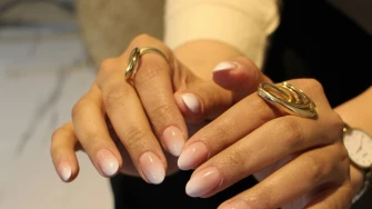 Minimalizam s visokim sjajem: Svi pričaju o glass manikuri