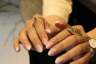 Minimalizam s visokim sjajem: Svi pričaju o glass manikuri