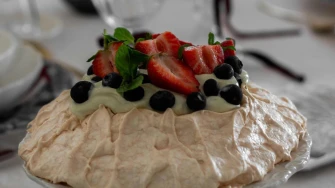 Pavlova torta u božićnom ruhu: Recept koji spaja eleganciju i blagdansku čaroliju