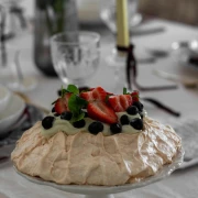 Pavlova torta u božićnom ruhu: Recept koji spaja eleganciju i blagdansku čaroliju