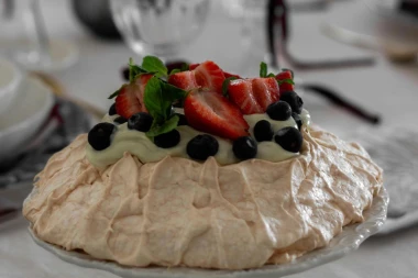 Pavlova torta u božićnom ruhu: Recept koji spaja eleganciju i blagdansku čaroliju
