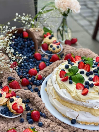 Pavlova torta u božićnom ruhu: Recept koji spaja eleganciju i blagdansku čaroliju