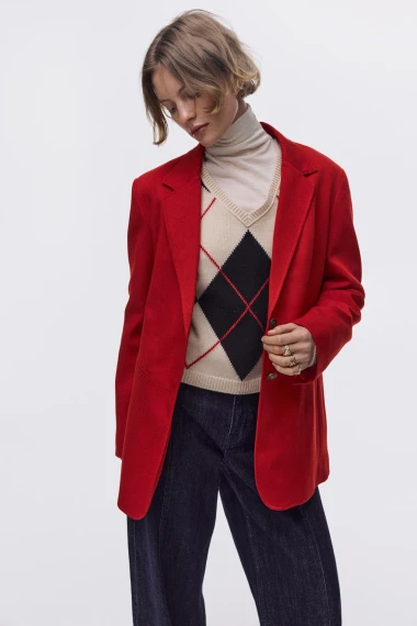 Energija u zimskim outfitima: 13 moćnih crvenih komada koje želimo