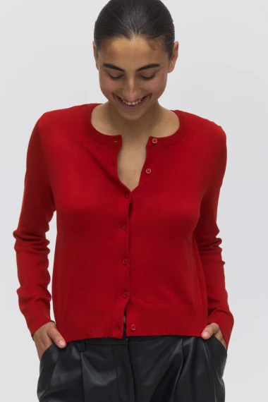 Energija u zimskim outfitima: 13 moćnih crvenih komada koje želimo