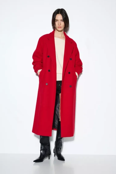 Energija u zimskim outfitima: 13 moćnih crvenih komada koje želimo