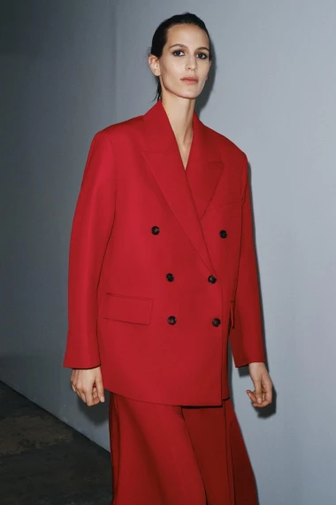 Energija u zimskim outfitima: 13 moćnih crvenih komada koje želimo