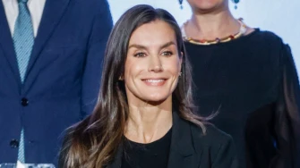 Kraljica Letizia ponovno briljira: Poslovna elegancija s modernim boemskim &scaron;tihom