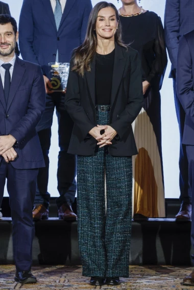 Kraljica Letizia ponovno briljira: Poslovna elegancija s modernim boemskim &scaron;tihom