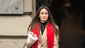 Statement komad zime: Djevojka sa &scaron;pice pokazala kako nositi &scaron;al poput modne ikone