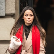 Statement komad zime: Djevojka sa &scaron;pice pokazala kako nositi &scaron;al poput modne ikone