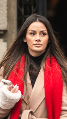 Statement komad zime: Djevojka sa &scaron;pice pokazala kako nositi &scaron;al poput modne ikone