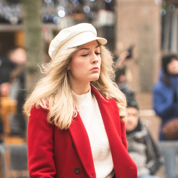 Plavu&scaron;a sa &scaron;pice zablistala u kombinaciji boja koju sigurno niste očekivali