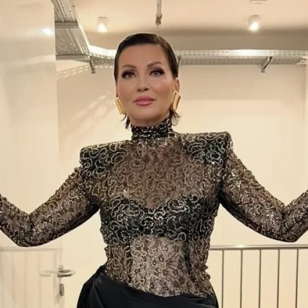 Nina Badrić donijela blagdanski sjaj u Opatiju rasko&scaron;nim modnim izdanjem