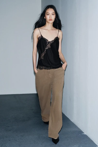 Od retro inspiracije do modernih krojeva: Hlače od samta dominiraju zimskim kolekcijama