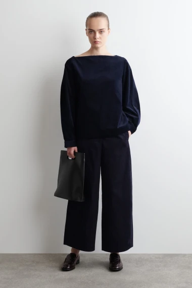 Od retro inspiracije do modernih krojeva: Hlače od samta dominiraju zimskim kolekcijama