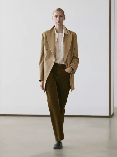 Od retro inspiracije do modernih krojeva: Hlače od samta dominiraju zimskim kolekcijama