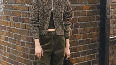 Od retro inspiracije do modernih krojeva: Hlače od samta dominiraju zimskim kolekcijama