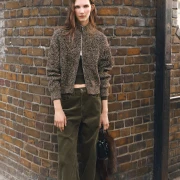 Od retro inspiracije do modernih krojeva: Hlače od samta dominiraju zimskim kolekcijama