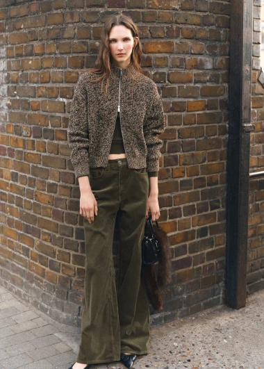 Od retro inspiracije do modernih krojeva: Hlače od samta dominiraju zimskim kolekcijama