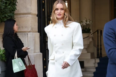 Moćna silueta se vraća: Haljine s istaknutim ramenima opet postaju IN