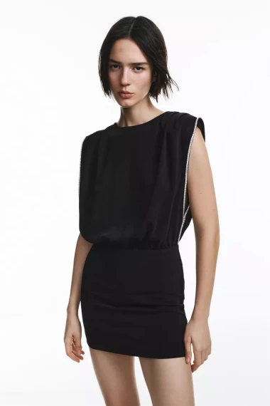 Moćna silueta se vraća: Haljine s istaknutim ramenima opet postaju IN