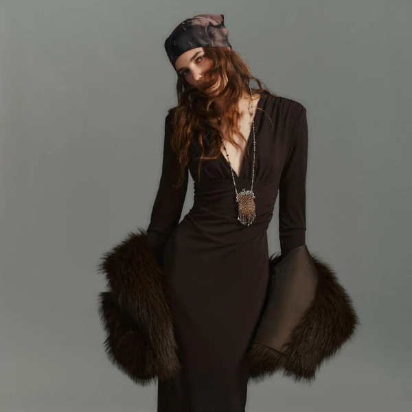 Smeđe haljine kao novi klasik: Elegantna alternativa crnoj