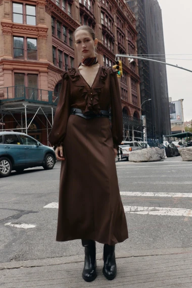 Smeđe haljine kao novi klasik: Elegantna alternativa crnoj