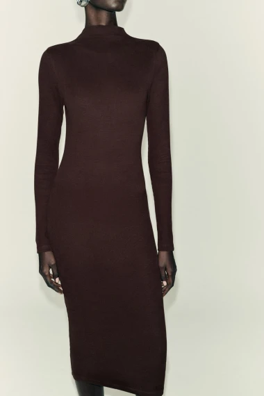 Smeđe haljine kao novi klasik: Elegantna alternativa crnoj