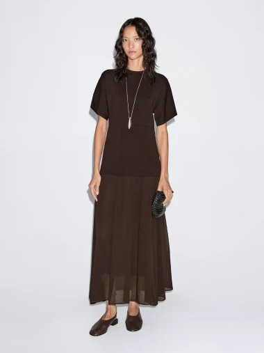 Smeđe haljine kao novi klasik: Elegantna alternativa crnoj