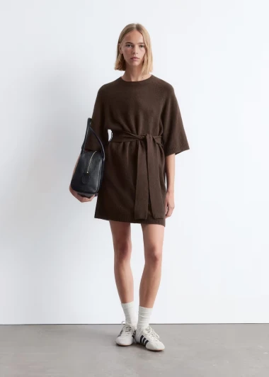 Smeđe haljine kao novi klasik: Elegantna alternativa crnoj