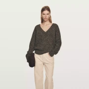 Puloveri s V-izrezom su najpoželjniji pleteni komad ove zime - donosimo favorite