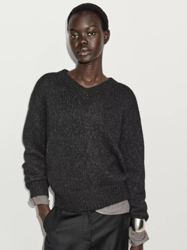 Puloveri s V-izrezom su najpoželjniji pleteni komad ove zime - donosimo favorite