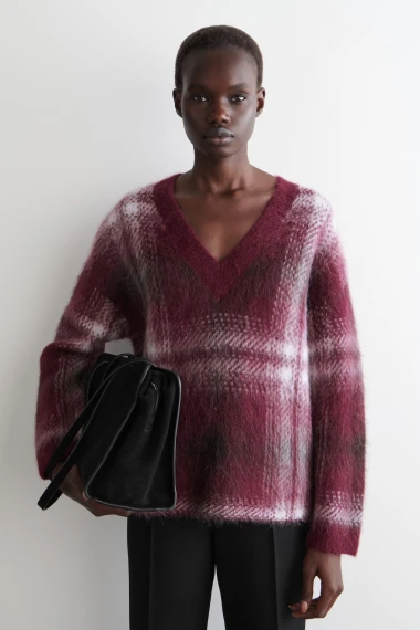 Puloveri s V-izrezom su najpoželjniji pleteni komad ove zime - donosimo favorite