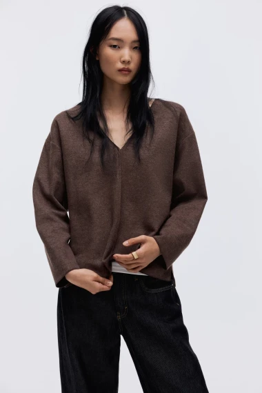 Puloveri s V-izrezom su najpoželjniji pleteni komad ove zime - donosimo favorite