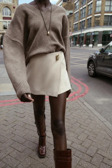 Puloveri s V-izrezom su najpoželjniji pleteni komad ove zime - donosimo favorite