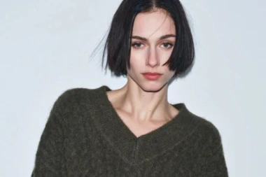 Puloveri s V-izrezom su najpoželjniji pleteni komad ove zime - donosimo favorite