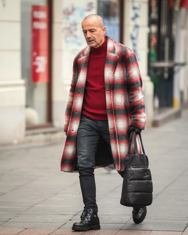 Crveno, karirano, nepogre&scaron;ivo: Outfit mu&scaron;karca sa &scaron;pice podigao je ljestvicu uličnog stila