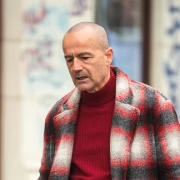 Crveno, karirano, nepogre&scaron;ivo: Outfit mu&scaron;karca sa &scaron;pice podigao je ljestvicu uličnog stila