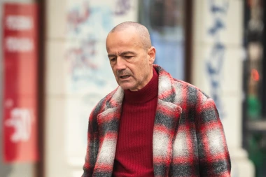 Crveno, karirano, nepogre&scaron;ivo: Outfit mu&scaron;karca sa &scaron;pice podigao je ljestvicu uličnog stila