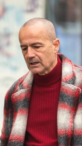 Crveno, karirano, nepogre&scaron;ivo: Outfit mu&scaron;karca sa &scaron;pice podigao je ljestvicu uličnog stila