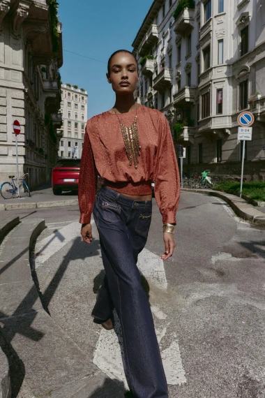 Sezonsko sniženje u Zari: Ove ko&scaron;ulje i bluze može&scaron; uloviti za manje od 20 eura