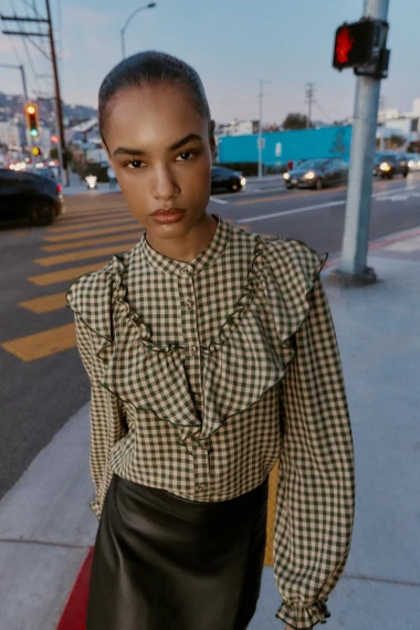 Sezonsko sniženje u Zari: Ove ko&scaron;ulje i bluze može&scaron; uloviti za manje od 20 eura