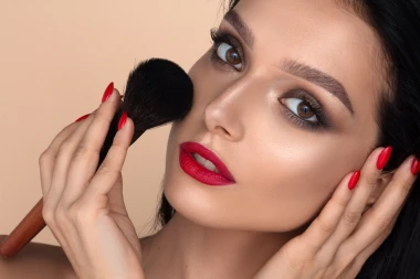 Puderi za suhu kožu: Najbolje formule koje hidratiziraju i prekrivaju